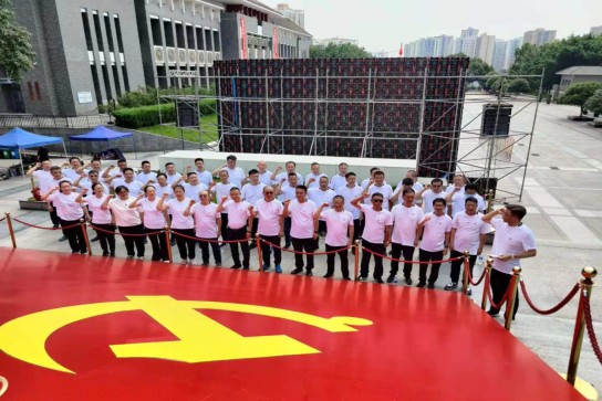 中石油党员传承红岩精神