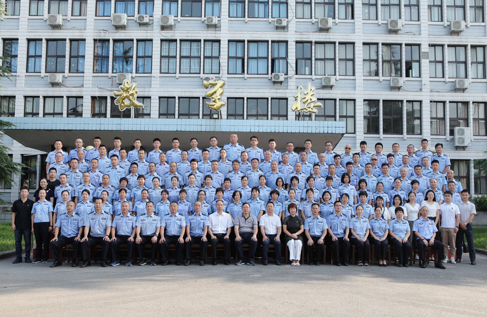 西南政法大学干部培训:广州市司法局2019年度戒毒警察&lsquo;不忘初心、牢记使命&rsquo;主题教育暨综合素能提升培训班合影