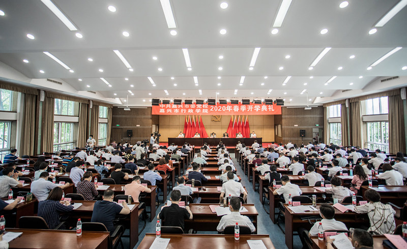 龚和艳强调要着力铸就新时代高素质公务人员队伍学习