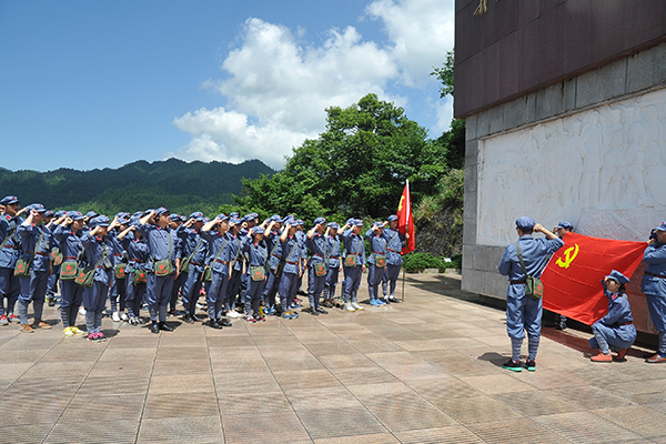 >重庆干部红色培训：重温入党誓词